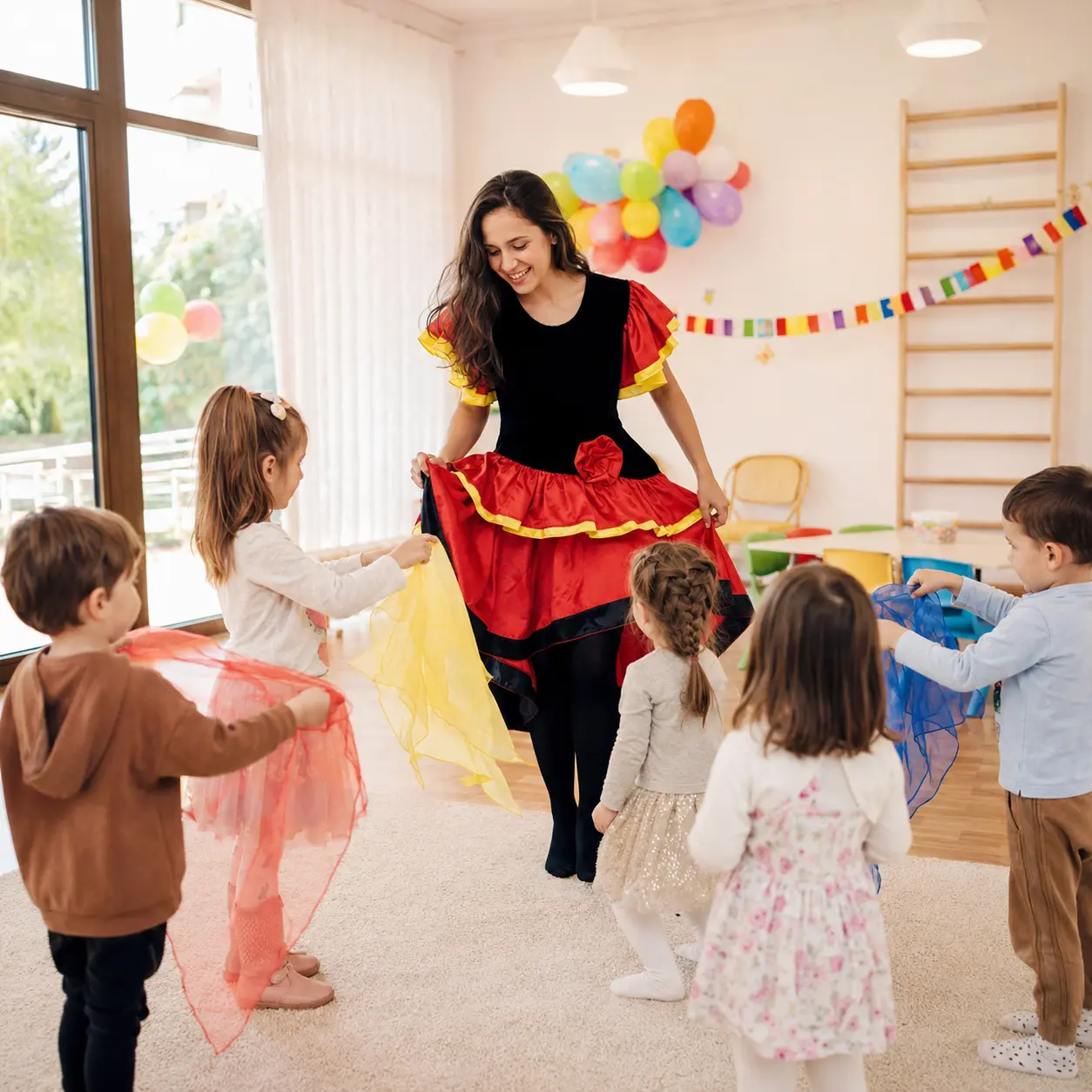 Animatoare și copii într-un spațiu interior